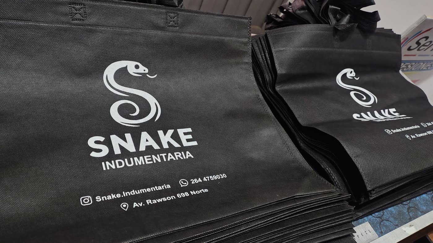 Bolsas de friselina negras para una tienda de ropa