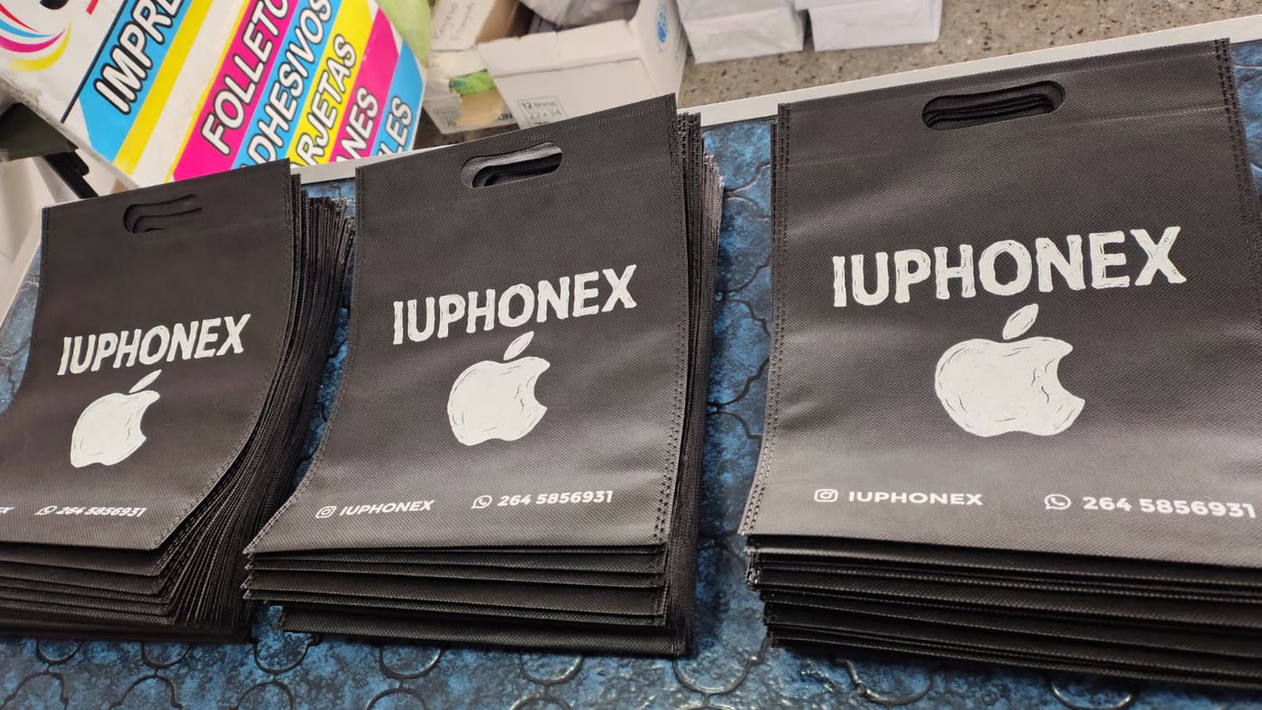 Bolsas de friselina negras tipo riñon, estampadas en blanco para un local de celulares