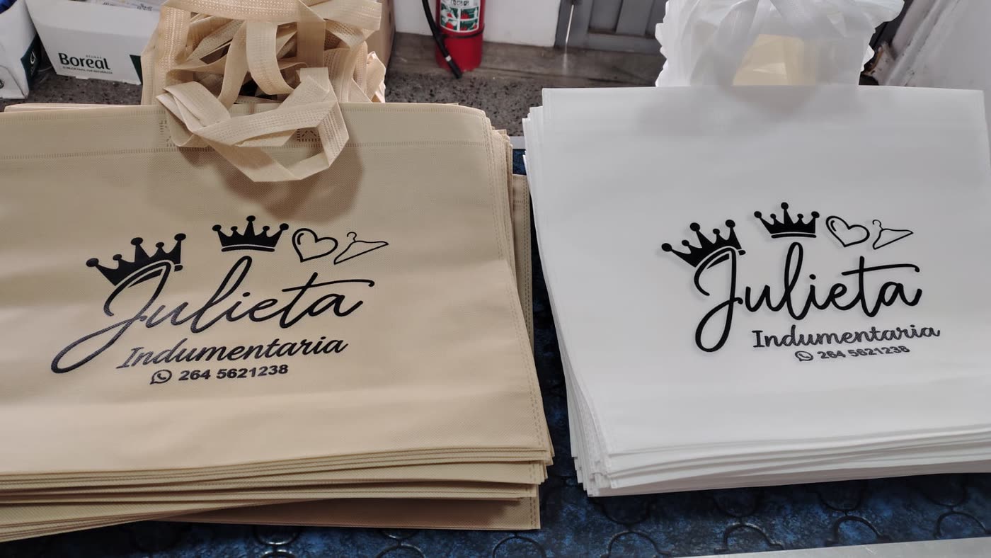 Bolsas de friselina beige y blancas estampadas en negro