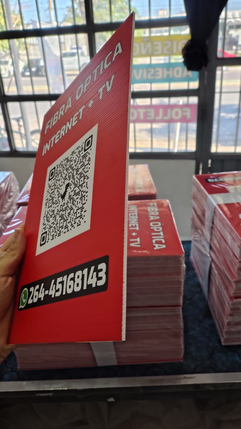 Cartel rigido rojo con codigo QR para un servicio de internet