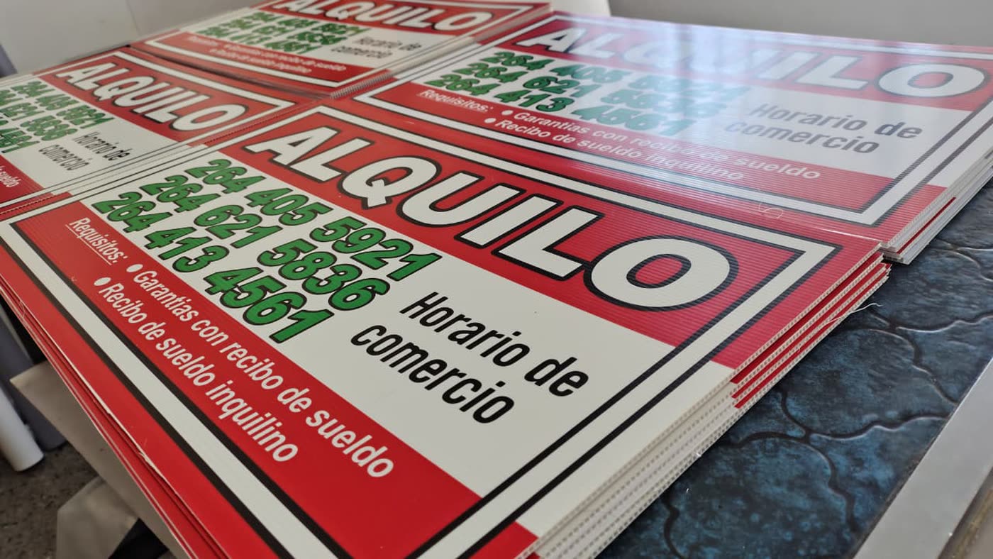Carteles rigidos de alquiler apilados sobre el mostrador