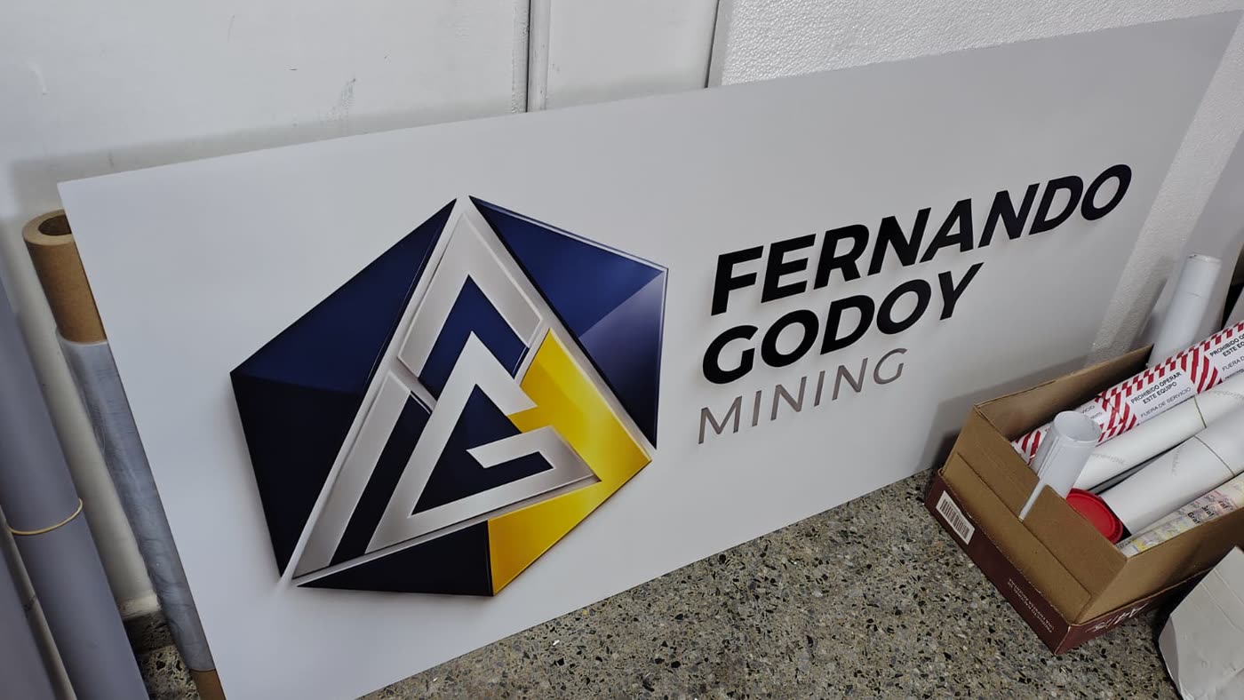 Cartel rigido blanco con el logo de una empresa minera