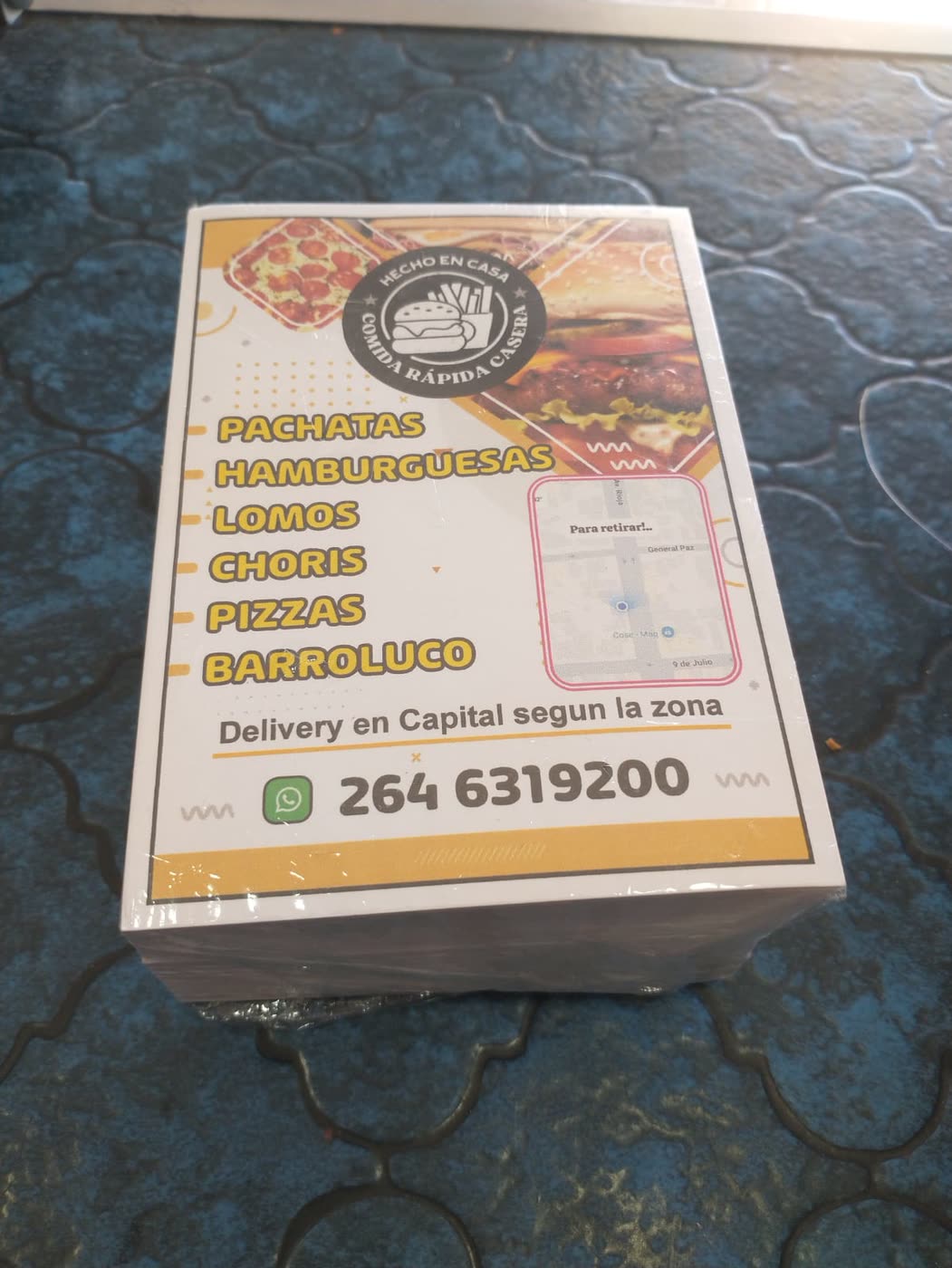 Folletos de un local de comidas rapidas con delivery