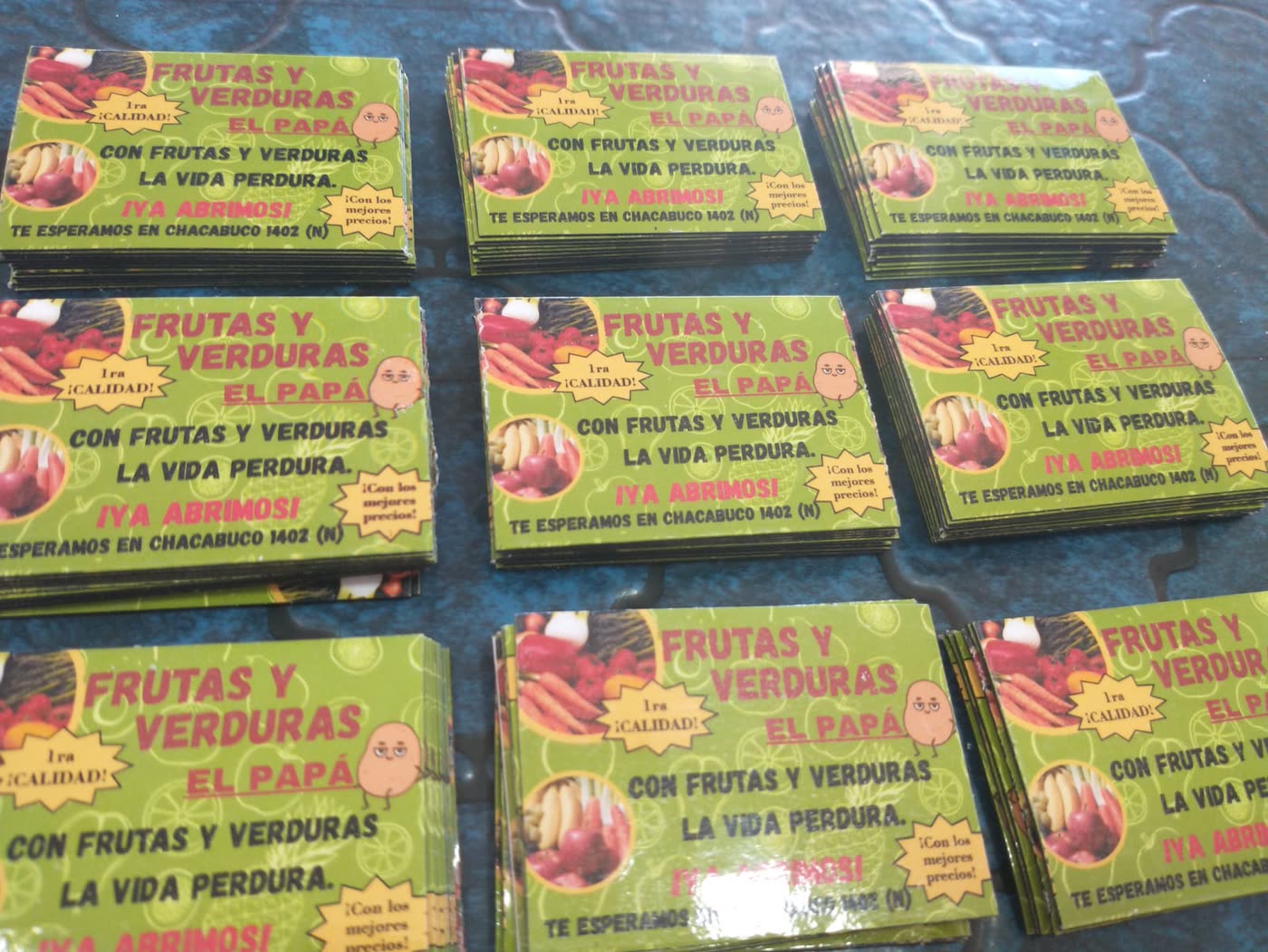 Imanes publicitarios verdes de una verduleria, apilados por cientos