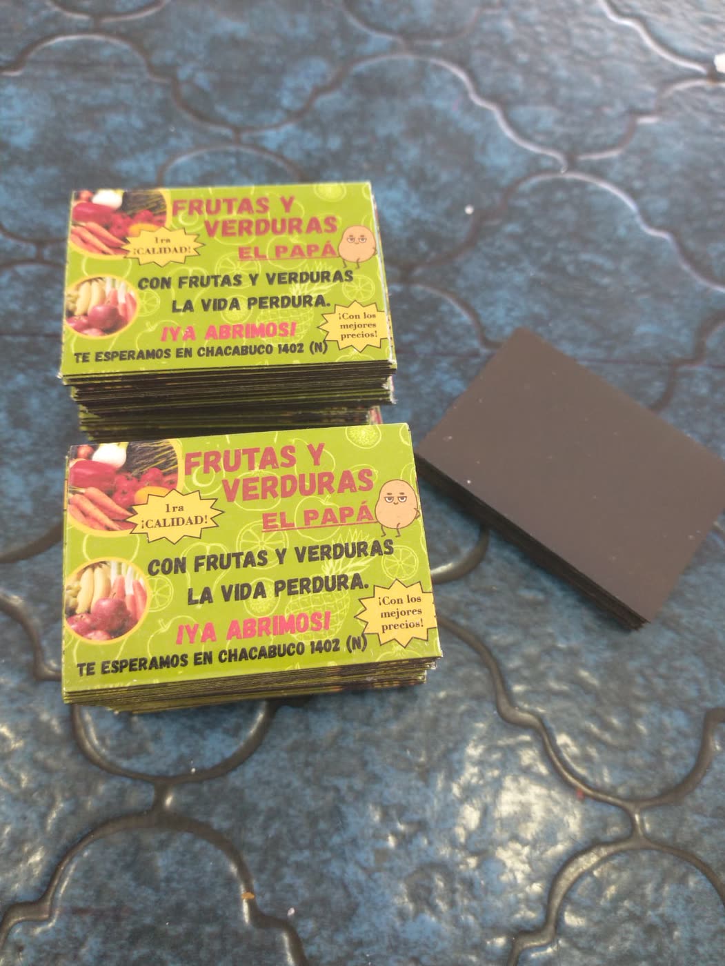 Imanes publicitarios dados vuelta, se ve el iman del reverso
