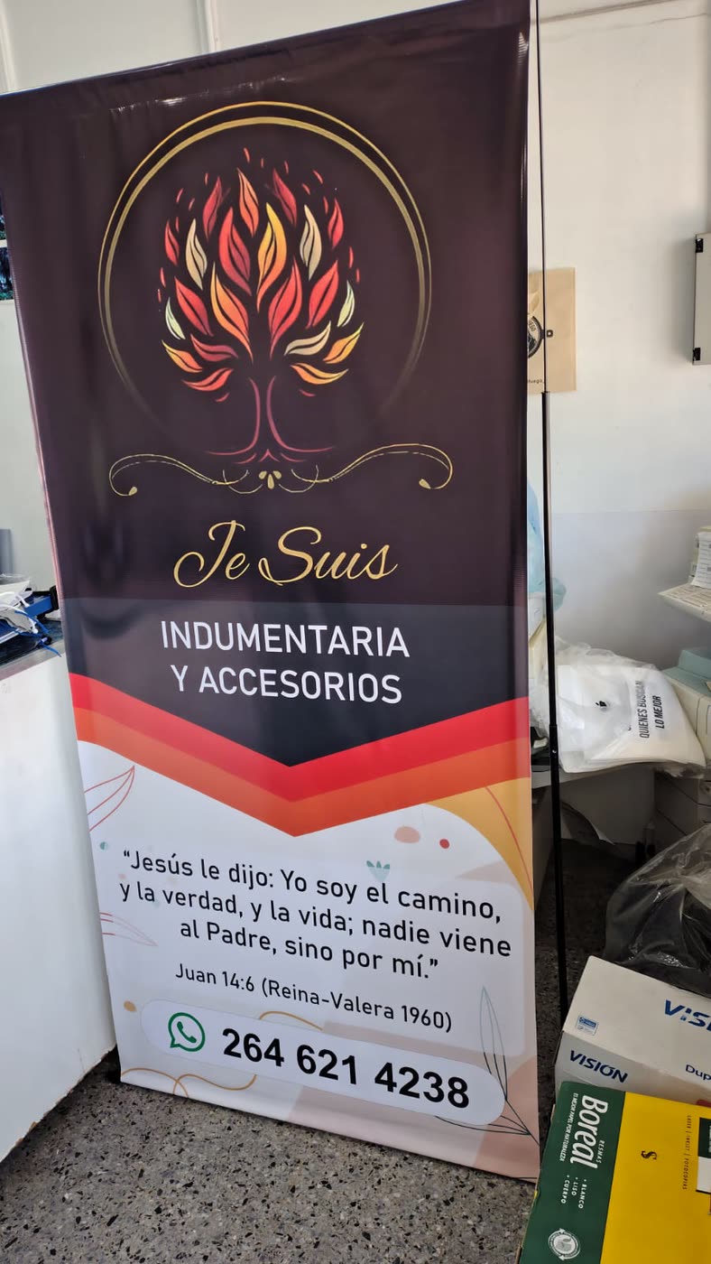 Porta banner de una tienda de indumentaria, impreso a todo color